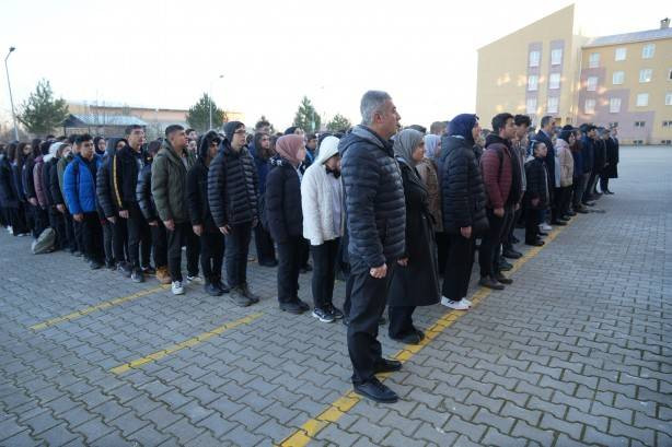 81 ilde 1 dakika hayat durdu. Okullarda şehit için saygı duruşu - Resim: 9